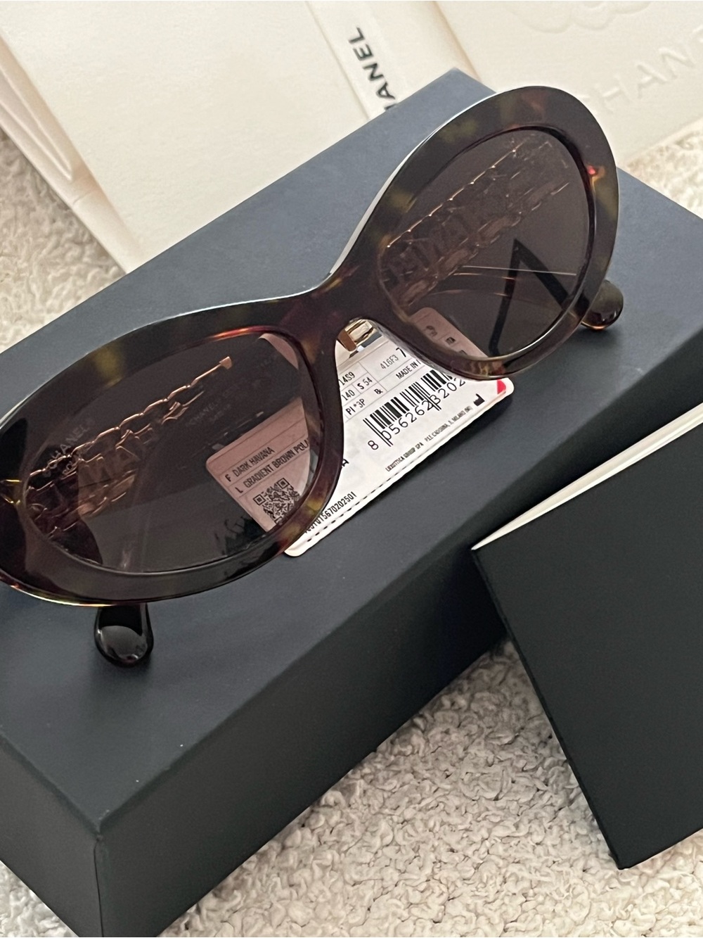 CAT-EYE
SUNGLASSES
Frame: Acetate & Chain, Dark Tortoise Lenses: Brown, Polarize